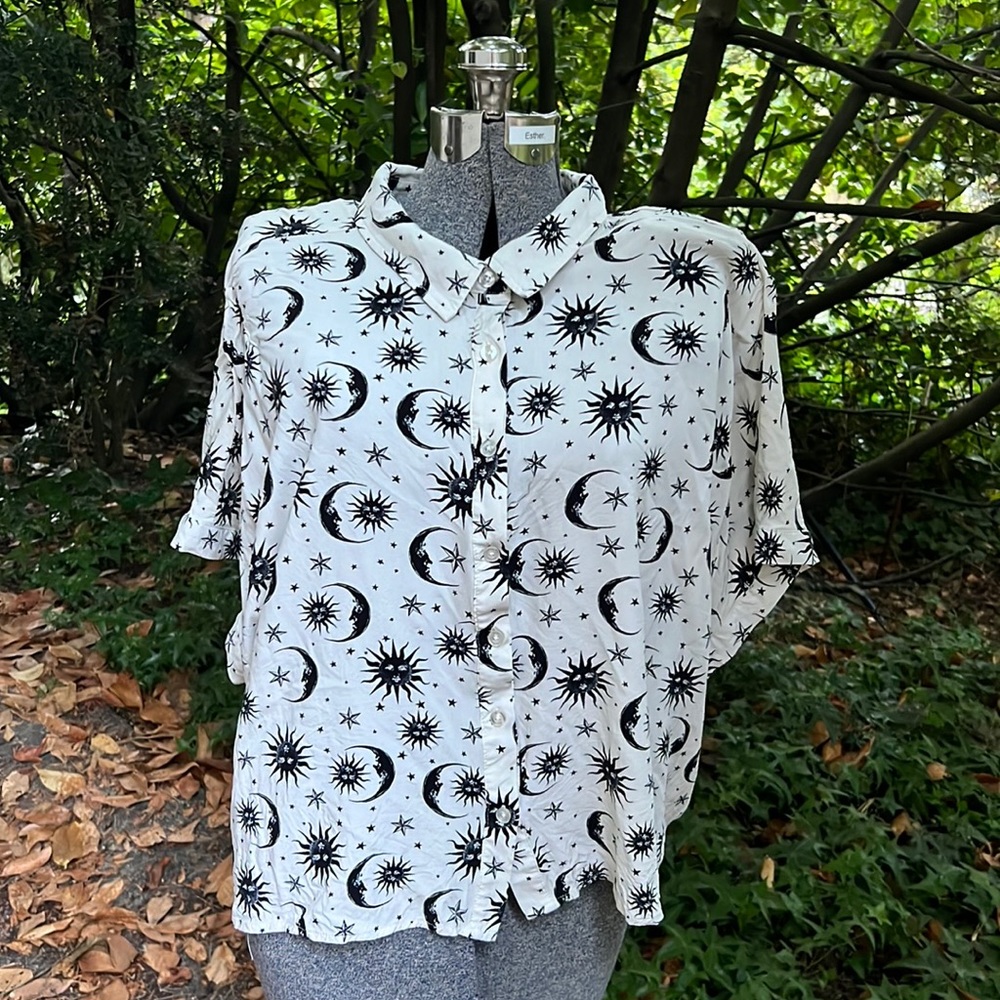 Stars, moons and suns patterned crop button up